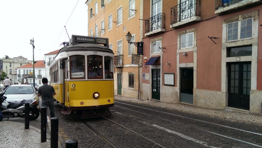Beroemde gele tram in Lissabon